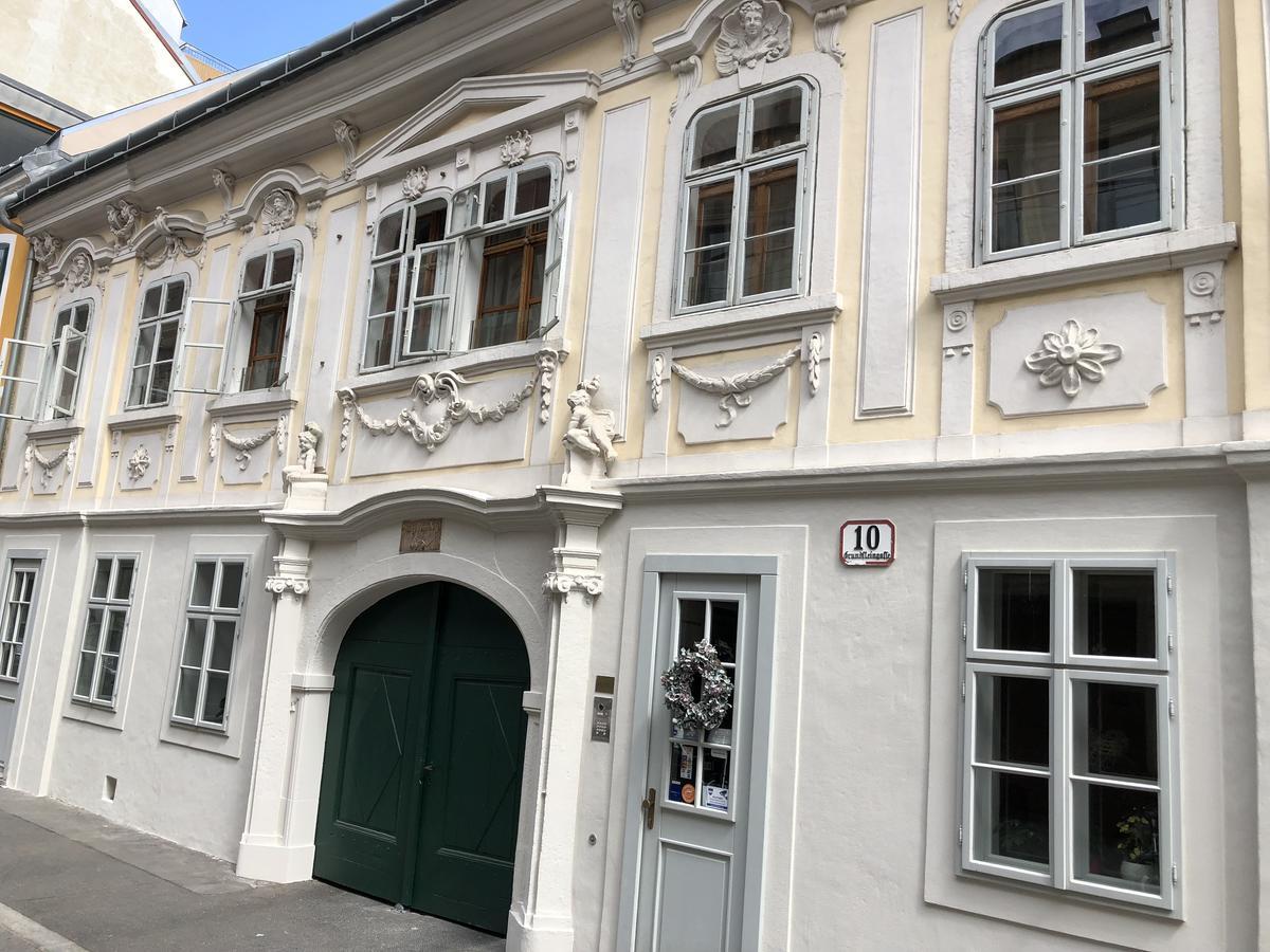 Boutique Hostel Zum Goldenen Kegel Vienna Exterior photo