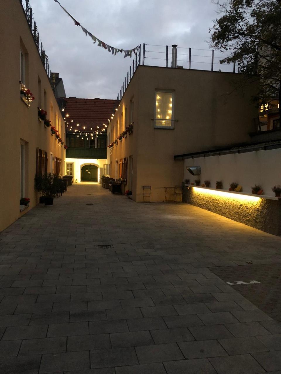 Boutique Hostel Zum Goldenen Kegel Vienna Exterior photo